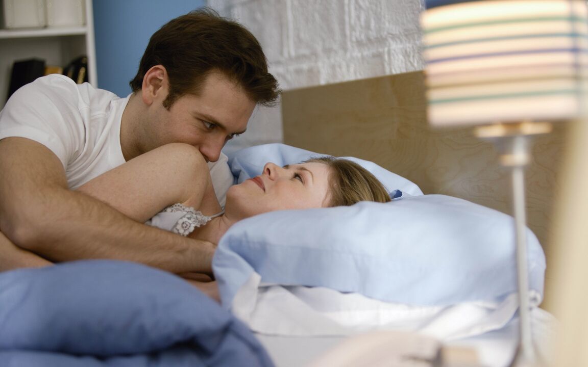 una donna a letto con un uomo che ha allargato il suo pene